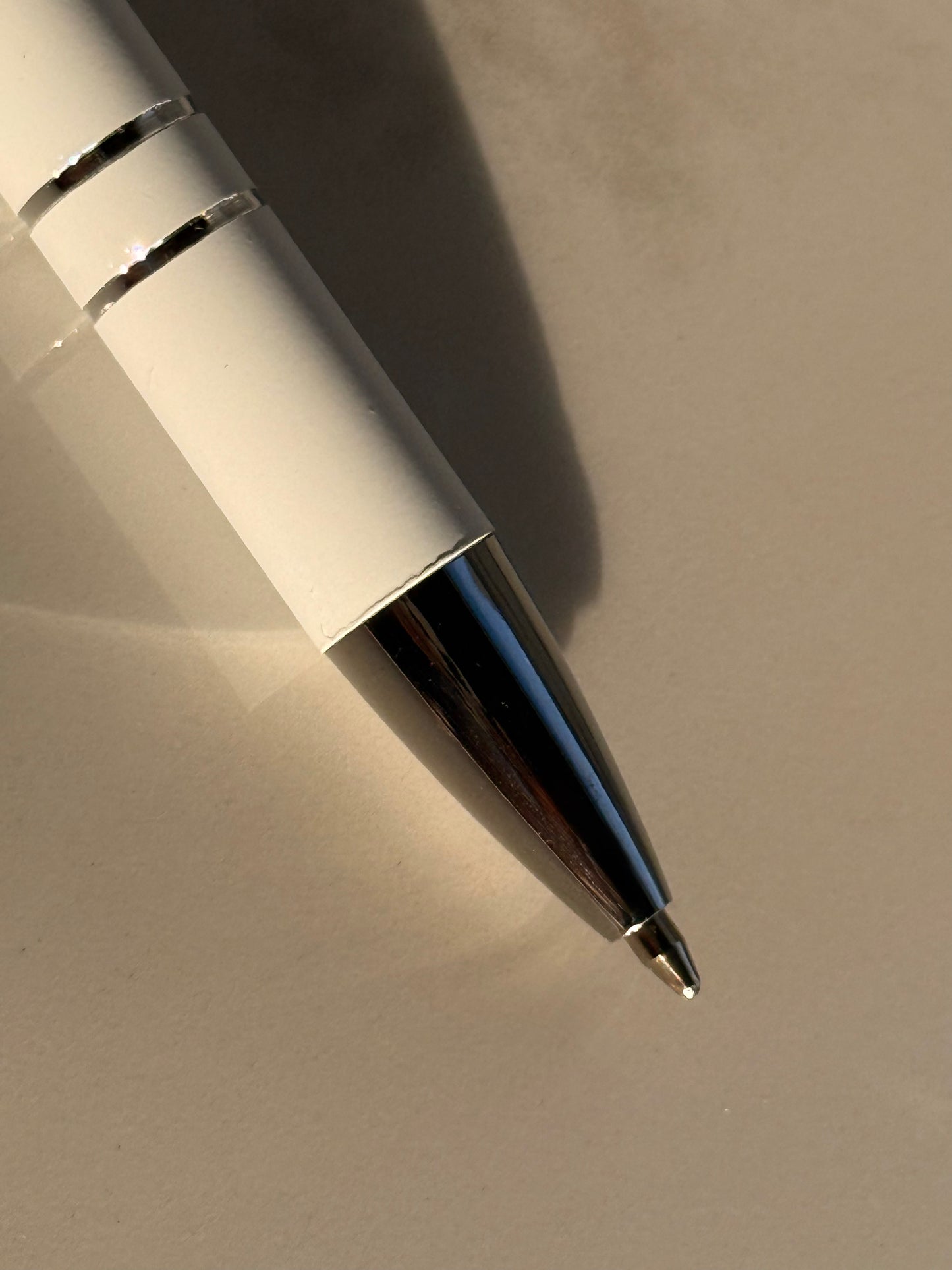 “Blink if you love lashes” pen